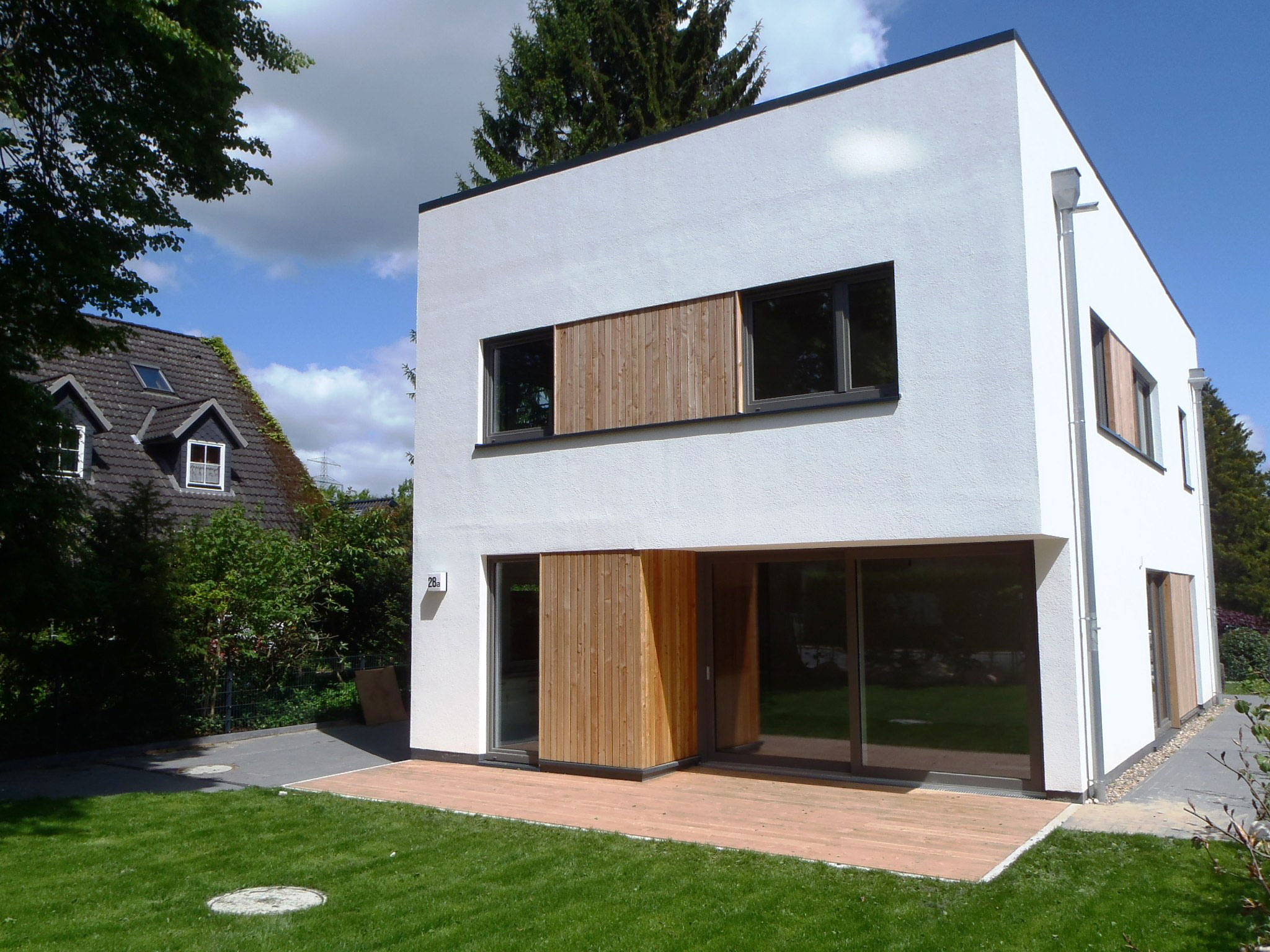 modernes weißes Haus von der Horst Fricke GmbH